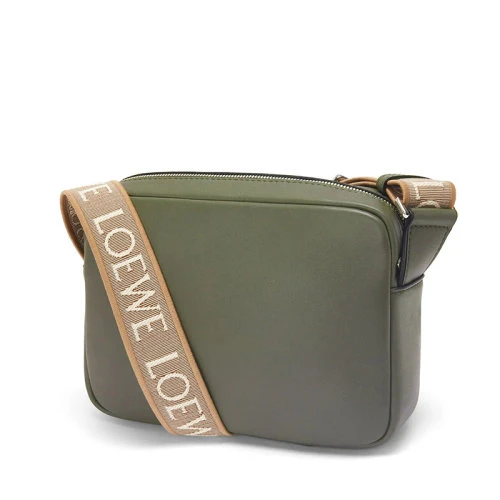 商品Loewe|【包税】 LOEWE/罗意威 XS Military系列 男士卡其绿色柔软光滑小牛皮织物提花肩带翻盖开合单肩斜挎邮差包B553A72X21-4160,价格¥13643,第1张图片