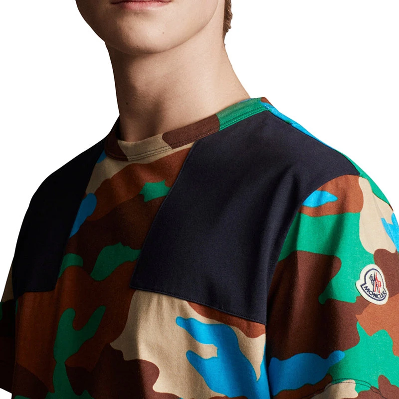 商品Moncler|【预售3-7天】Moncler/蒙克莱 22年秋冬新款 ��男士蓝色纯棉迷彩短袖T恤H10918C00041899OB778,价格¥2058,第5张图片详细描述