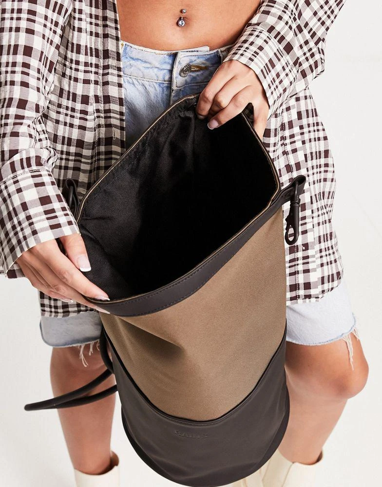 商品RAINS|Rains sling bucket bag mini in black colourblock,价格¥508,第4张图片详细描述