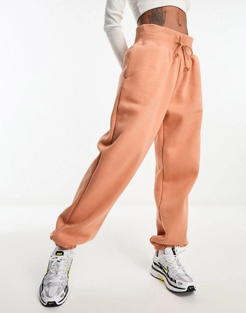 商品NIKE|Nike mini swoosh oversized high rise joggers in amber brown,价格¥379,第3张图片详细描述