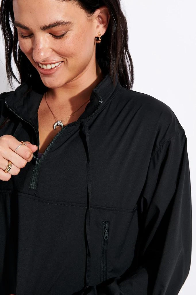 商品Girlfriend Collective|Hummingbird Half Zip Windbreaker - Black,价格¥590,第4张图片详细描述
