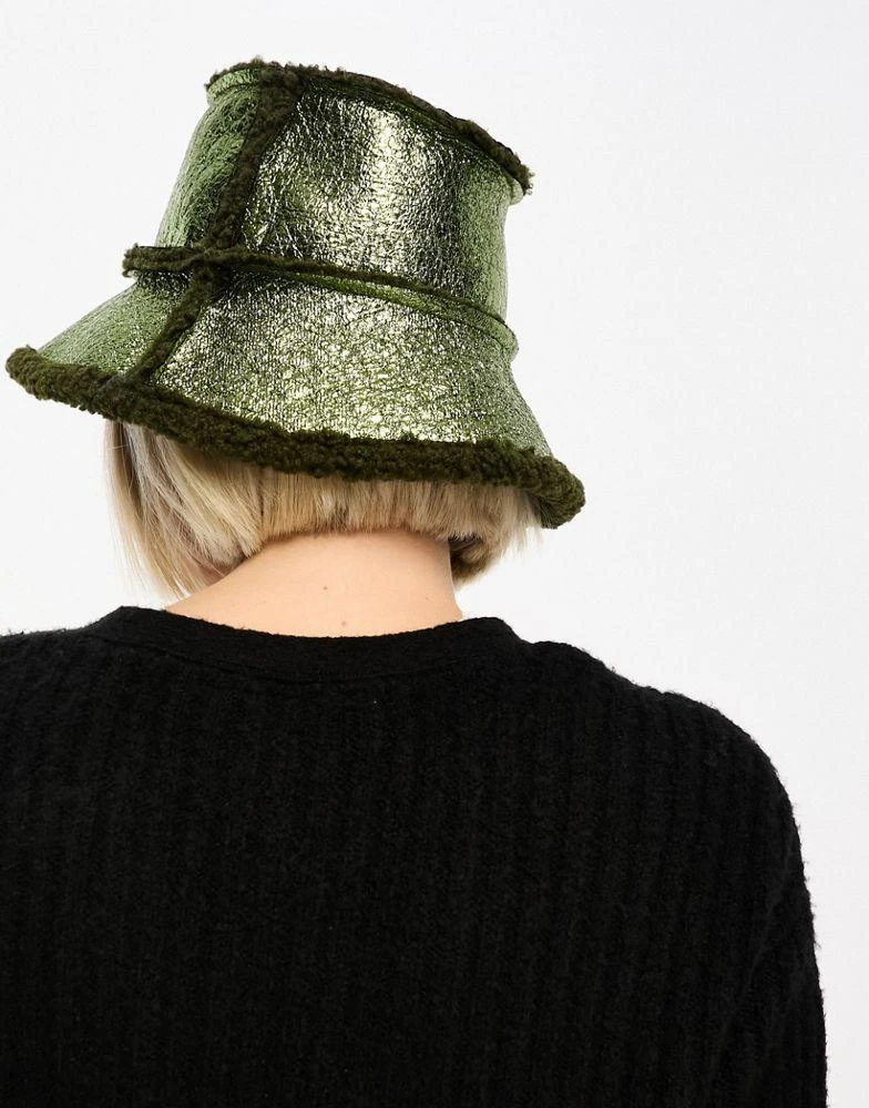 商品COLLUSION|COLLUSION borg lined bucket hat in high shine green,价格¥64,第3张图片详细描述