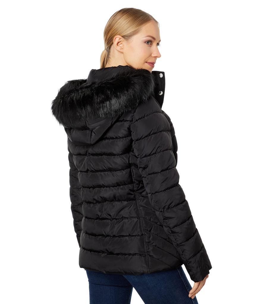 商品Tommy Hilfiger|Faux Fur Hooded Short Puffer,价格¥910-¥1076,第4张图片详细描述