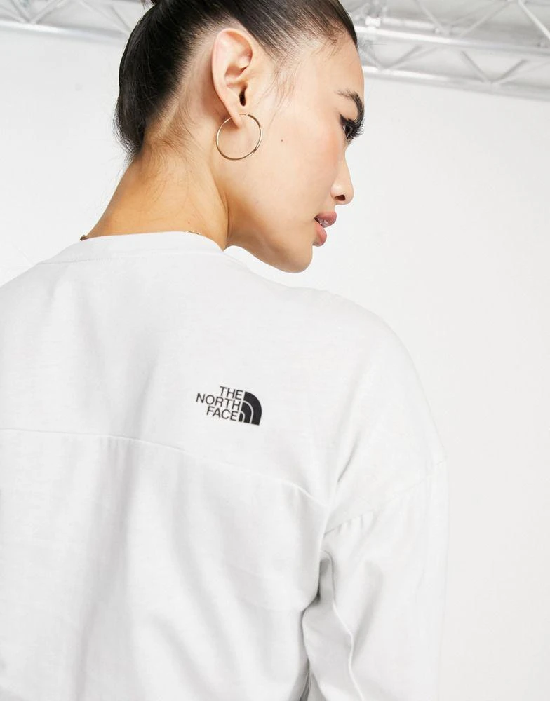 商品The North Face|The North Face Ensei long sleeve cropped heavyweight t-shirt in light grey Exclusive at ASOS,价格¥173,第2张图片详细描述