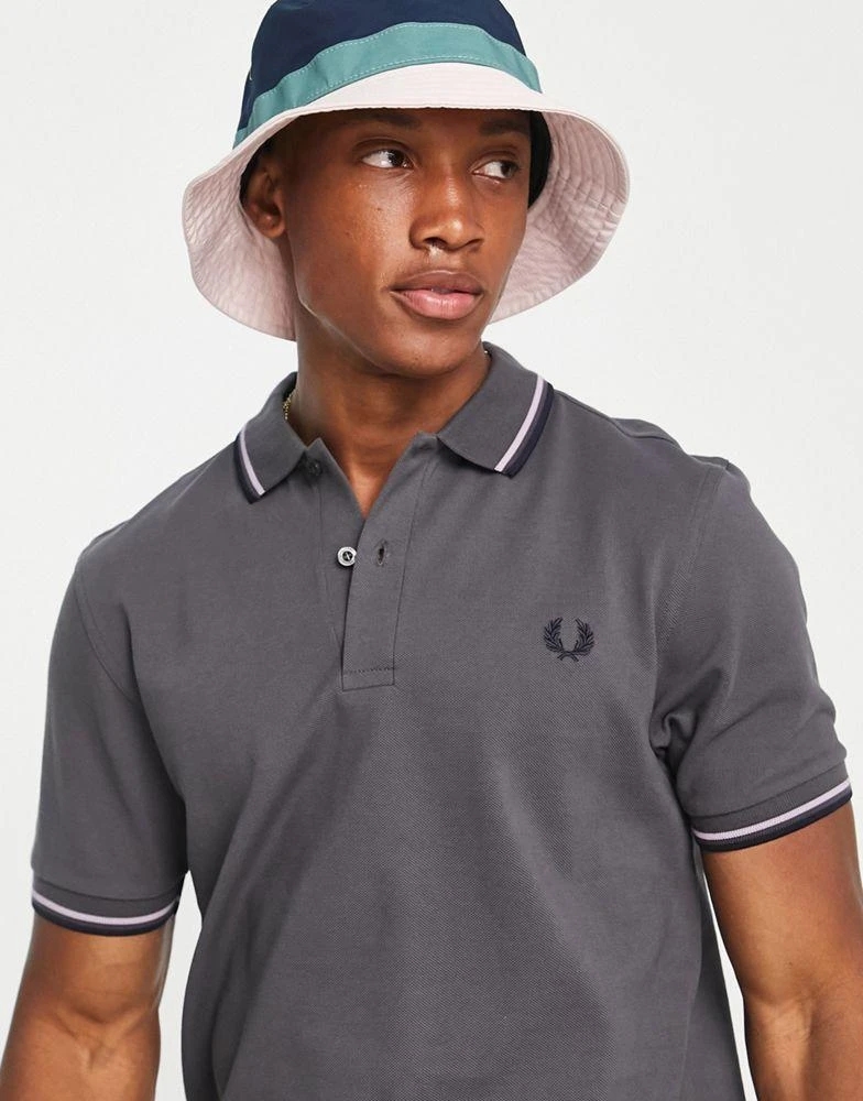 商品Fred Perry|Fred Perry twin tipped polo shirt in grey,价格¥412,第4张图片详细描述