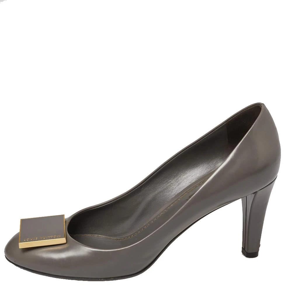 商品[二手商品] Louis Vuitton|Louis Vuitton Grey Leather Logo Embellished Pumps Size 38,价格¥1260,第2张图片详细描述