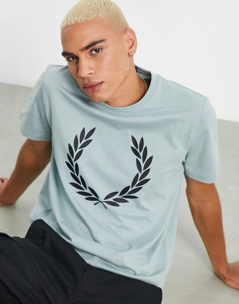 商品Fred Perry|Fred Perry large laurel wreath print t-shirt in blue,价格¥513,第4张图片详细描述