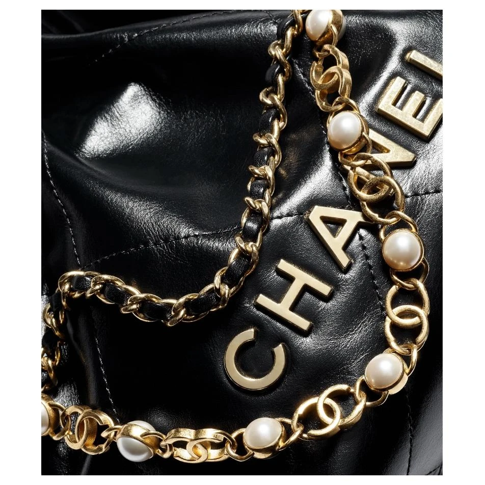 商品[国内直发] Chanel|香奈儿 22Bag 24A 品牌Logo抽绳开合 季节限定珍珠链条 亮面 小牛皮 单肩斜挎包 迷你 男女同款情侣款 黑色,价格¥45228,第5张图片详细描述