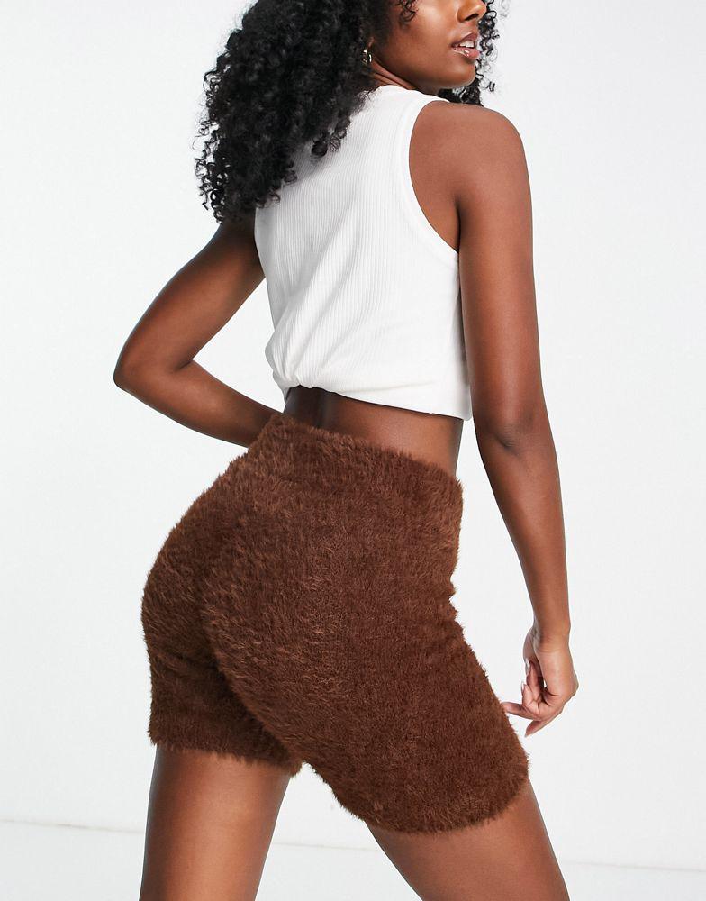 商品Reebok|Reebok cosy fluffy legging shorts in brown,价格¥95,第4张图片详细描述