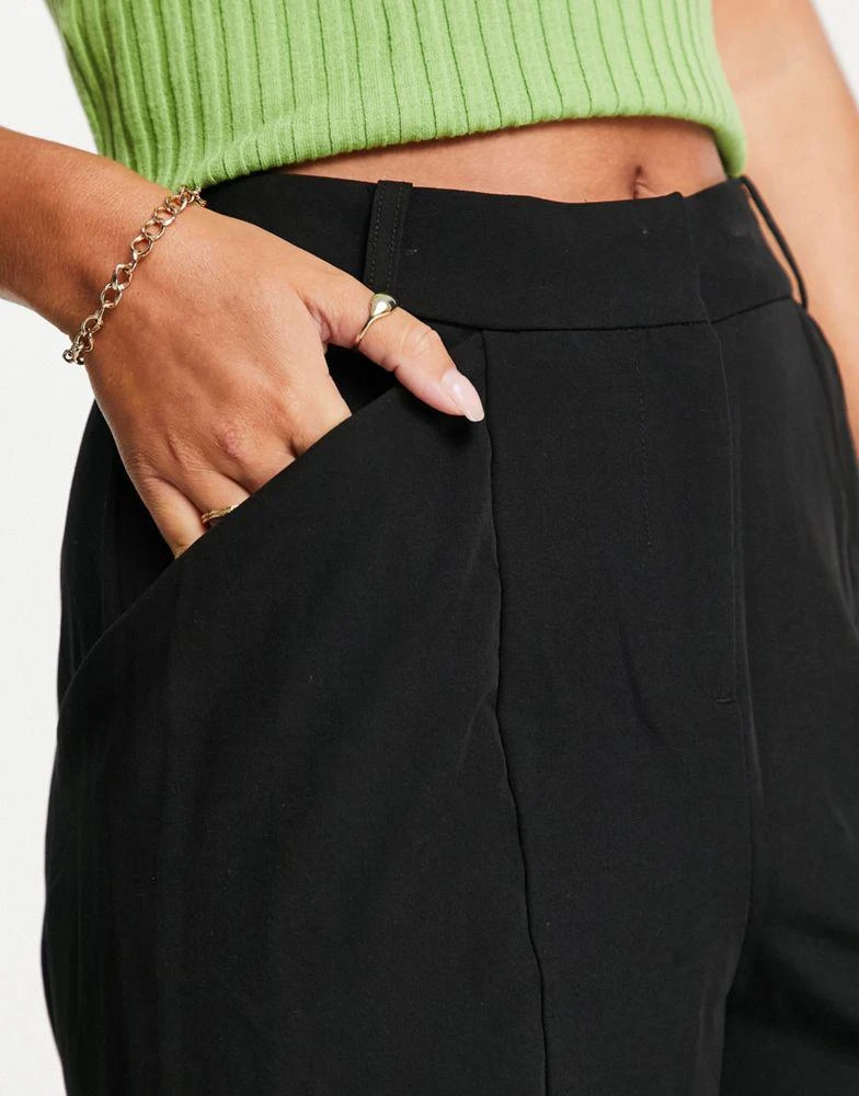 商品VERO MODA|Vero Moda tailored straight leg cropped trousers with slanted pockets in black,价格¥260,第3张图片详细描述