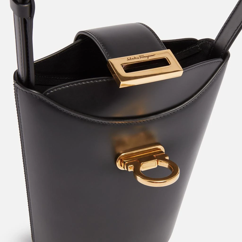 商品Salvatore Ferragamo|Salvatore  Trifolio Leather Bucket Bag,价格¥8003,第5张图片详细描述