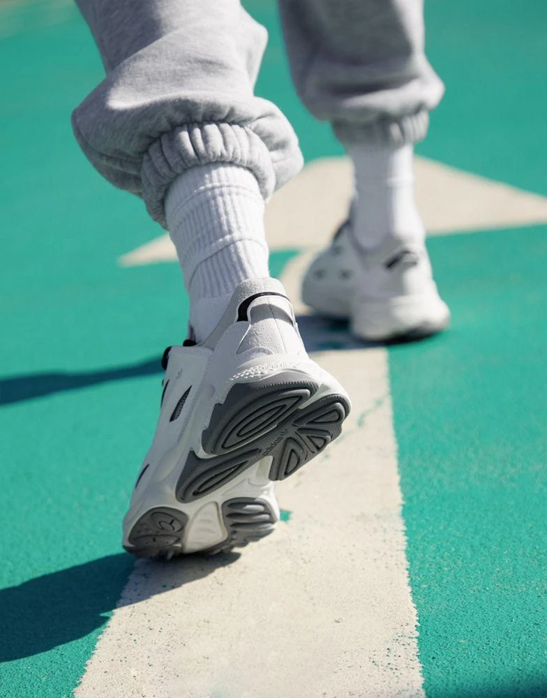 商品Adidas|adidas Originals Ozweego Celox trainers in white with contrast laces,价格¥875,第2张图片详细描述