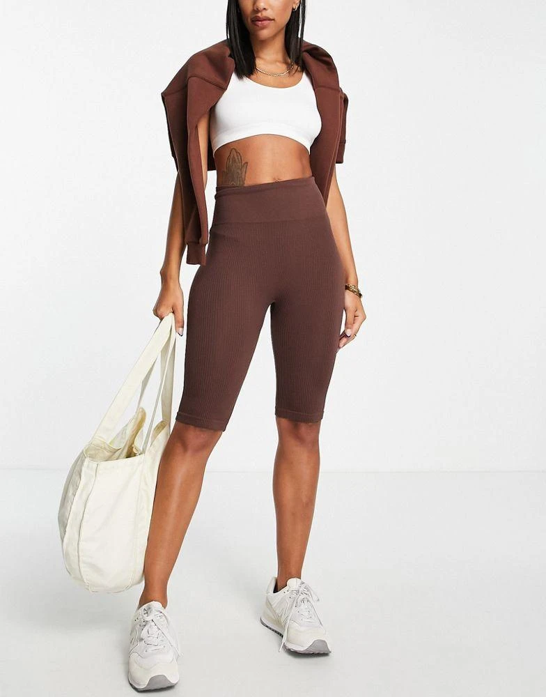 商品Stradivarius|Stradivarius seamless ribbed legging short in chocolate,价格¥54,第4张图片详细描述