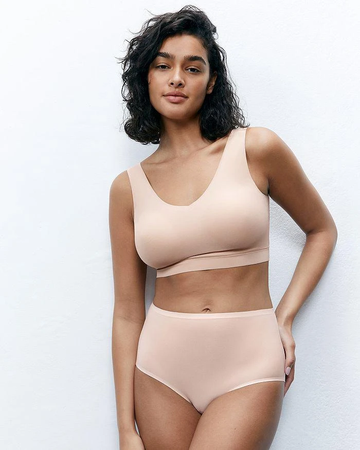 商品Chantelle|Soft Stretch Wireless Padded V-Neck Bra,价格¥468,第2张图片详细描述
