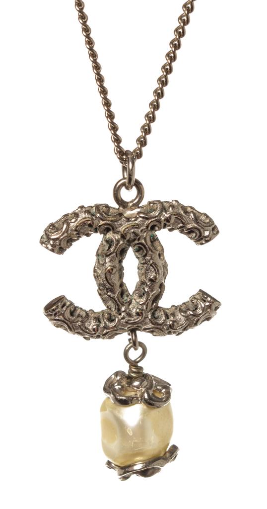 Chanel Silver CC Logo Pearl Drop Necklace商品第3张图片规格展示