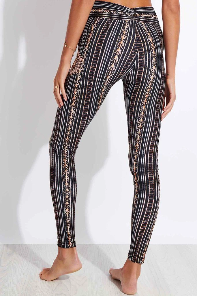 商品Wolven|Zephyr Ruched Crossover Pocket Legging,价格¥839,第2张图片详细描述