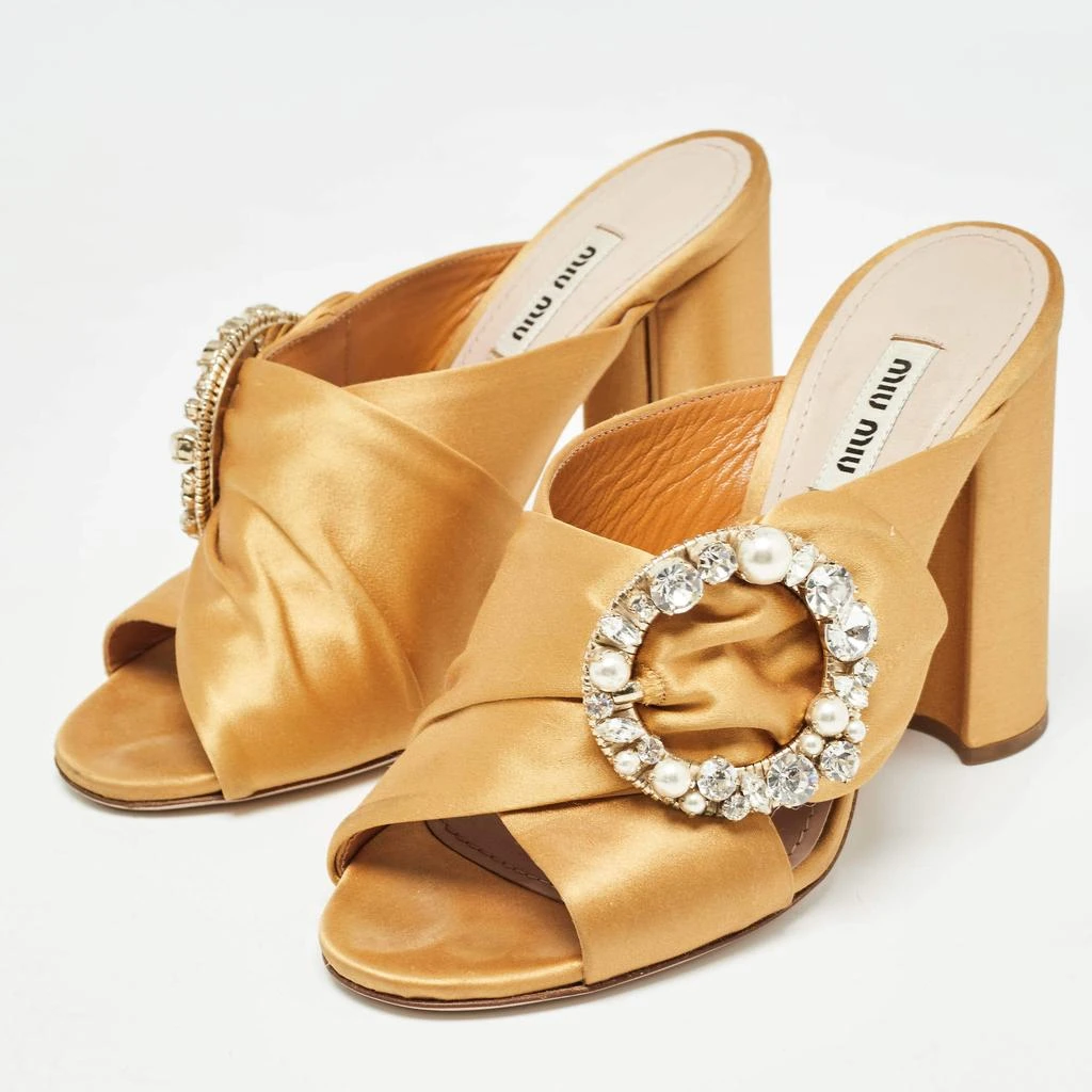 商品[二手商品] Miu Miu|Miu Miu Brown Satin Crystal and Faux Pearl Embellished Brooch Peep Toe Slide Sandals Size 37,价格¥1356,第2张图片详细描述