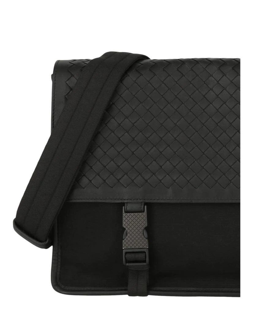 商品Bottega Veneta|Intrecciato Buckle Messenger Bag,价格¥5572,第3张图片详细描述