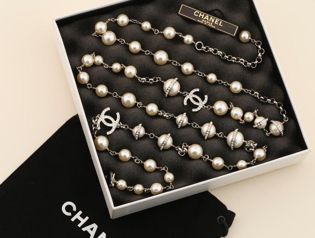 Chanel CC Logo Faux Pearl Long Necklace商品第10张图片规格展示