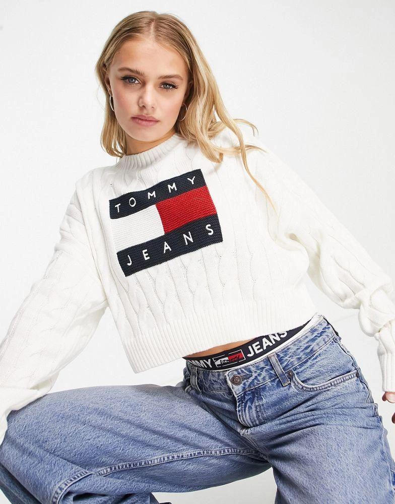 商品Tommy Jeans|Tommy Jeans boxy flag logo cable knit jumper in off white,价格¥882,第1张图片