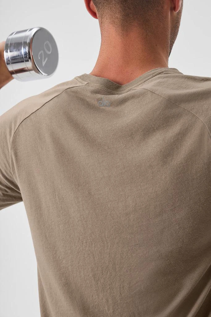 商品Alo|Triumph Raglan Tee - Athletic Heather Grey,价格¥442,第3张图片详细描述