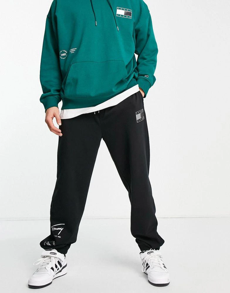 商品Tommy Hilfiger|Tommy Jeans Metallic capsule flag and leg print joggers in black,价格¥443,第1张图片