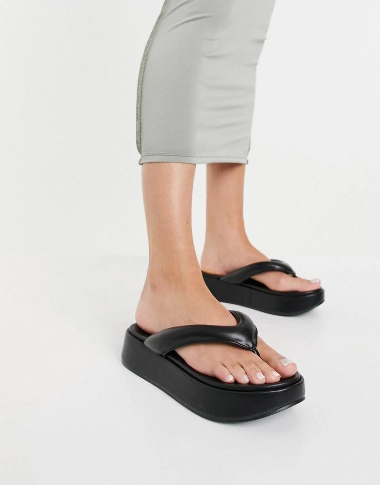 商品ASOS|ASOS DESIGN Wide Fit Ferris chunky flip flop sandals in black,价格¥104,第4张图片详细描述