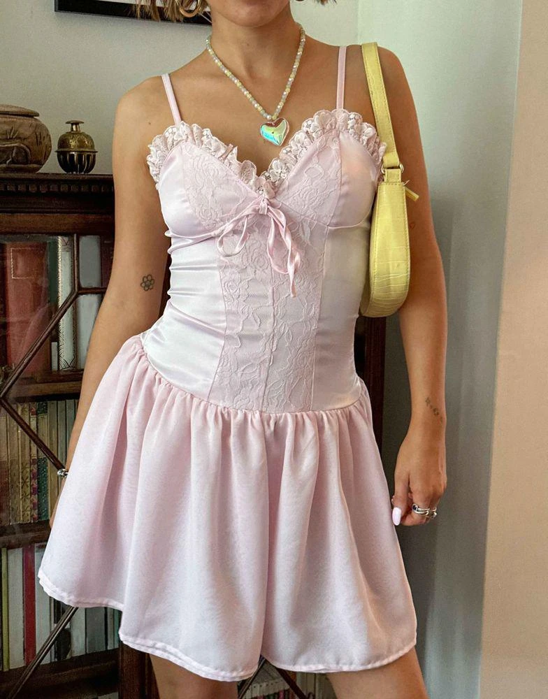 商品Daisy Street|Daisy Street X Chloe Davie Y2K drop waist satin corset dress with frill hem,价格¥186,第3张图片详细描述