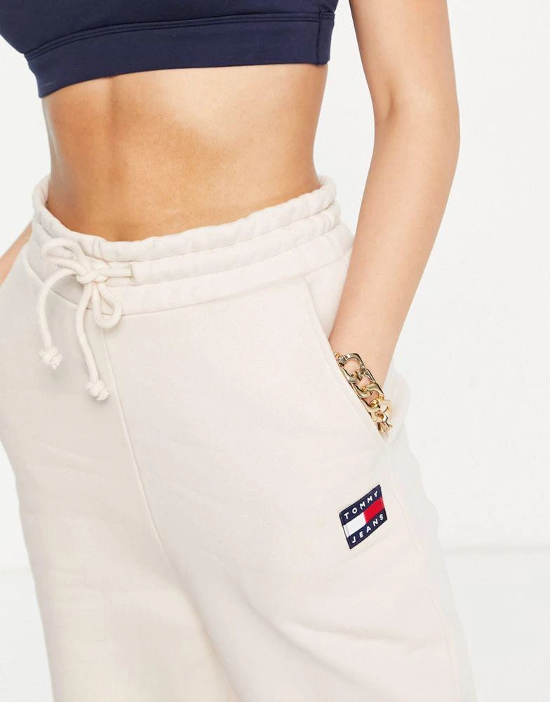 商品Tommy Hilfiger|Tommy Jeans flag logo jogger in beige,价格¥334,第2张图片详细描述