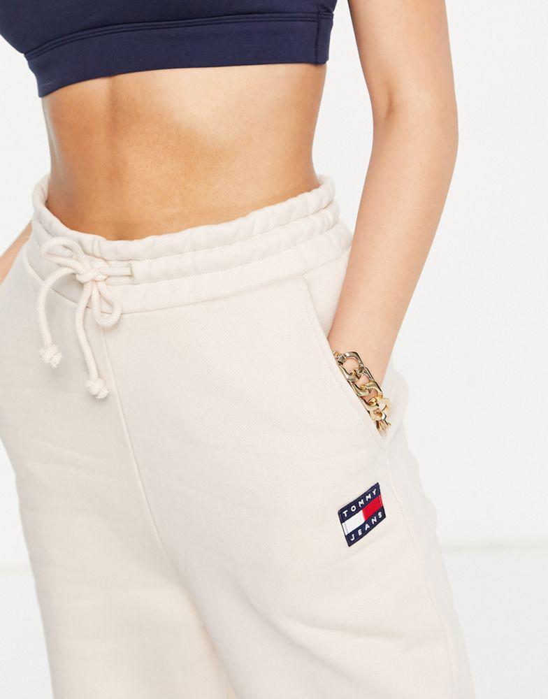商品Tommy Hilfiger|Tommy Jeans flag logo jogger in beige,价格¥300,第4张图片详细描述