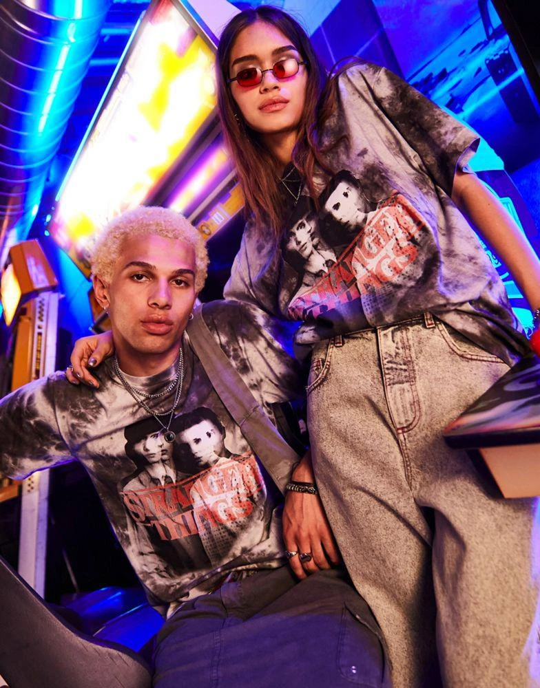商品Reclaimed Vintage|Reclaimed Vintage x Stranger Things unisex t-shirt in mono with warped Mike & Eleven logo print,价格¥154,第1张图片