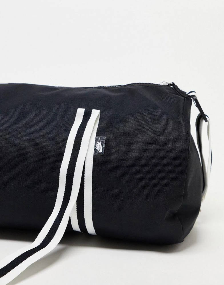 商品NIKE|Nike Heritage duffel bag in black with white 'NIKE' logo,价格¥290,第3张图片详细描述
