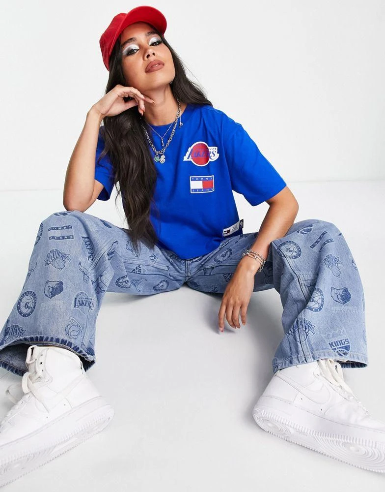 商品Tommy Jeans|Tommy Jeans x NBA Lakers cotton cropped boxy fit t-shirt in blue - MBLUE,价格¥254,第4张图片详细描述
