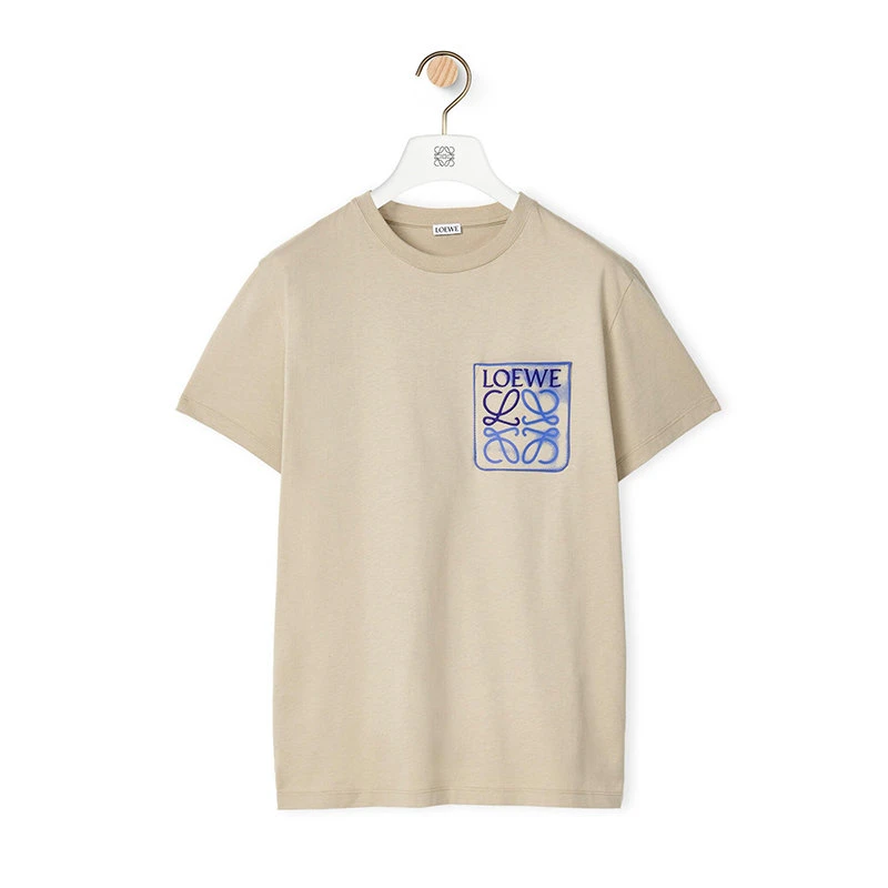 商品Loewe|【预售3-7天】罗意威 22年秋冬新款 男士岩石灰色纯棉Anagram Logo假口袋T恤H526Y22X25-1250,价格¥2972,第4张图片详细描述