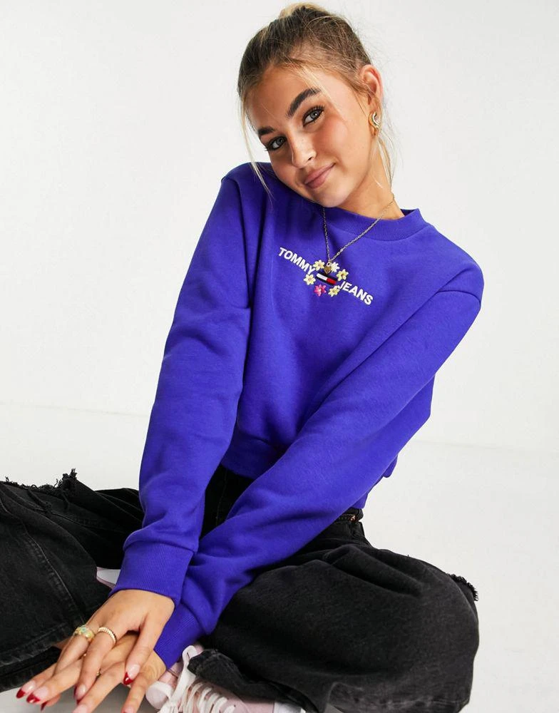 商品Tommy Hilfiger|Tommy Jeans long sleeve logo sweatshirt in blue,价格¥623,第3张图片详细描述