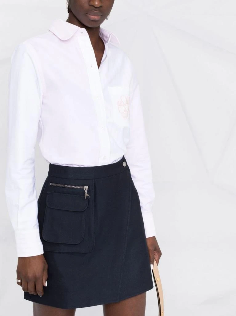 商品Thom Browne|THOM BROWNE WOMEN CLASSIC LONG SLEEVE ROUND COLLAR SHIRT W/ FLOWER APPLIQUE POCKET IN FUNMIX HAIRLINE REP STRIPE OXFORD,价格¥2086,第2张图片详细描述