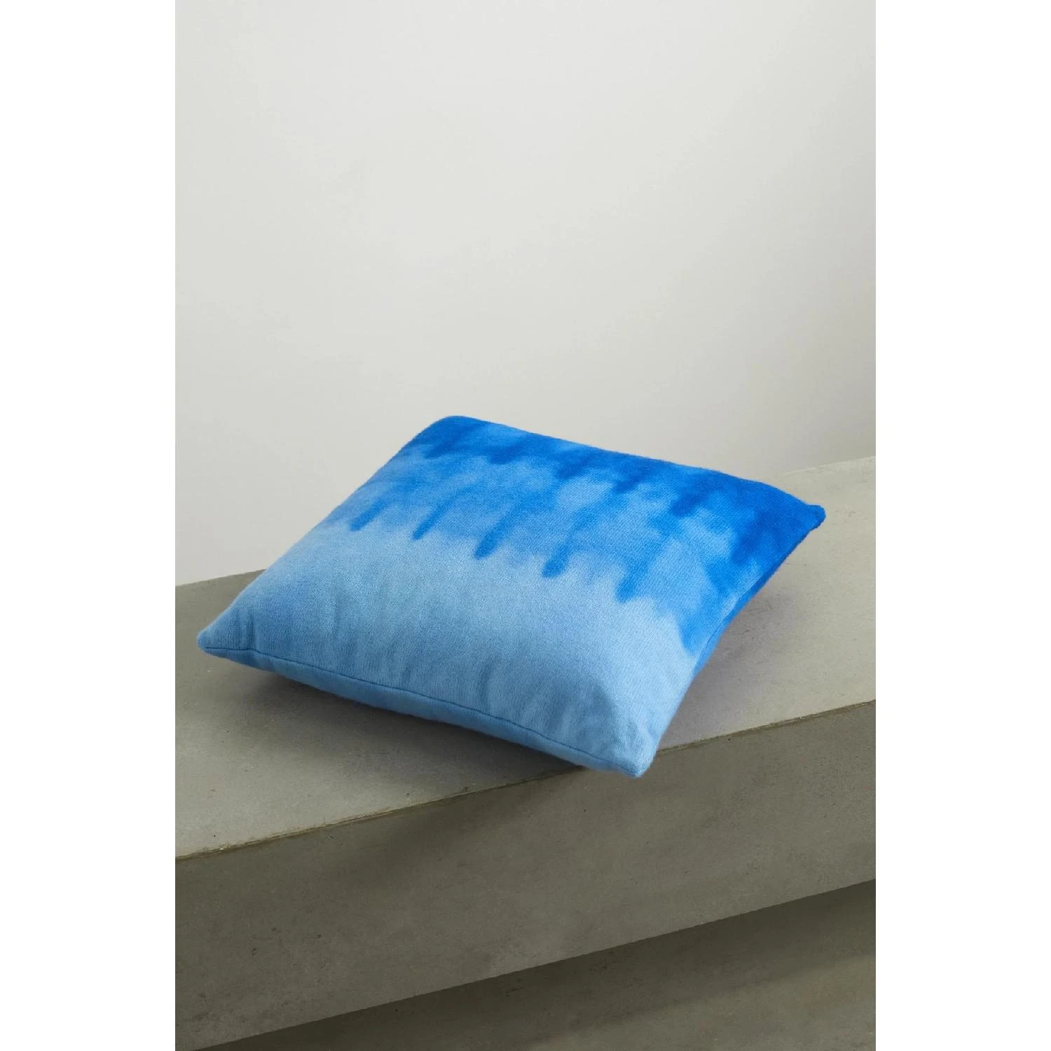 商品The Elder Statesman|包邮包税【预售7天发货】 THE ELDER STATESMAN 24春夏 女士 家居用品 扎染羊绒靠垫 27086482323355677 GRADIENT HEAVY PILLOW 210213C013 ,价格¥5493,第1张图片