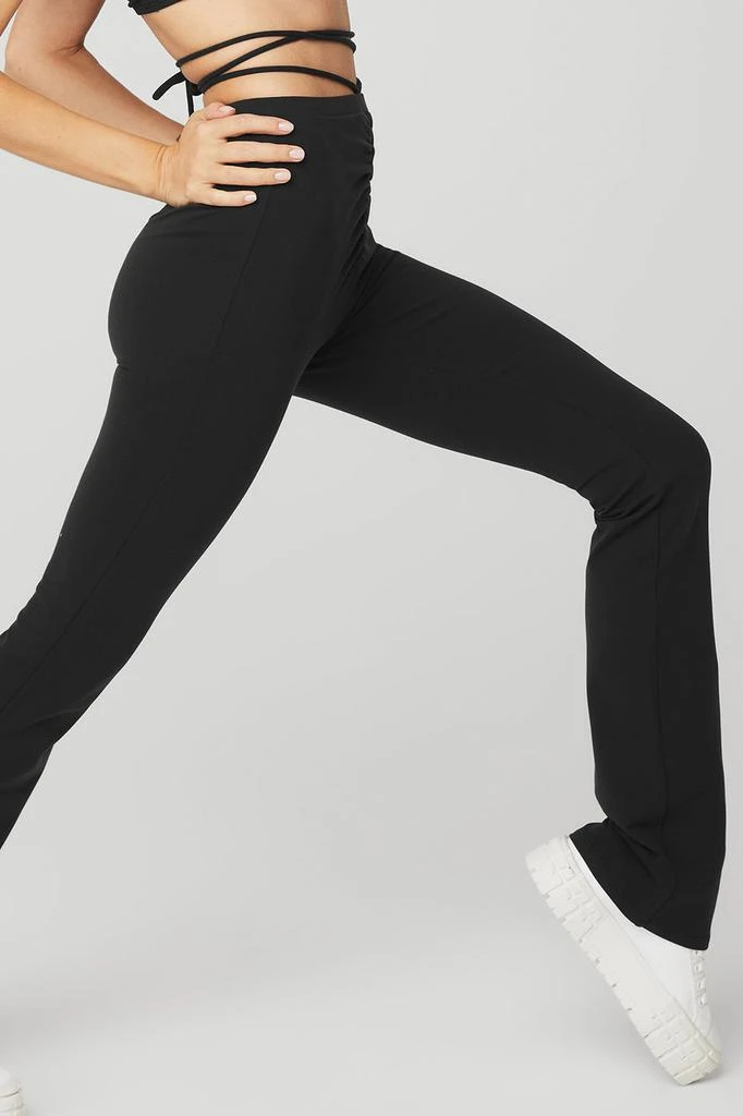 商品Alo|Airbrush High-Waist Cinch Flare Legging - Black,价格¥692,第3张图片详细描述