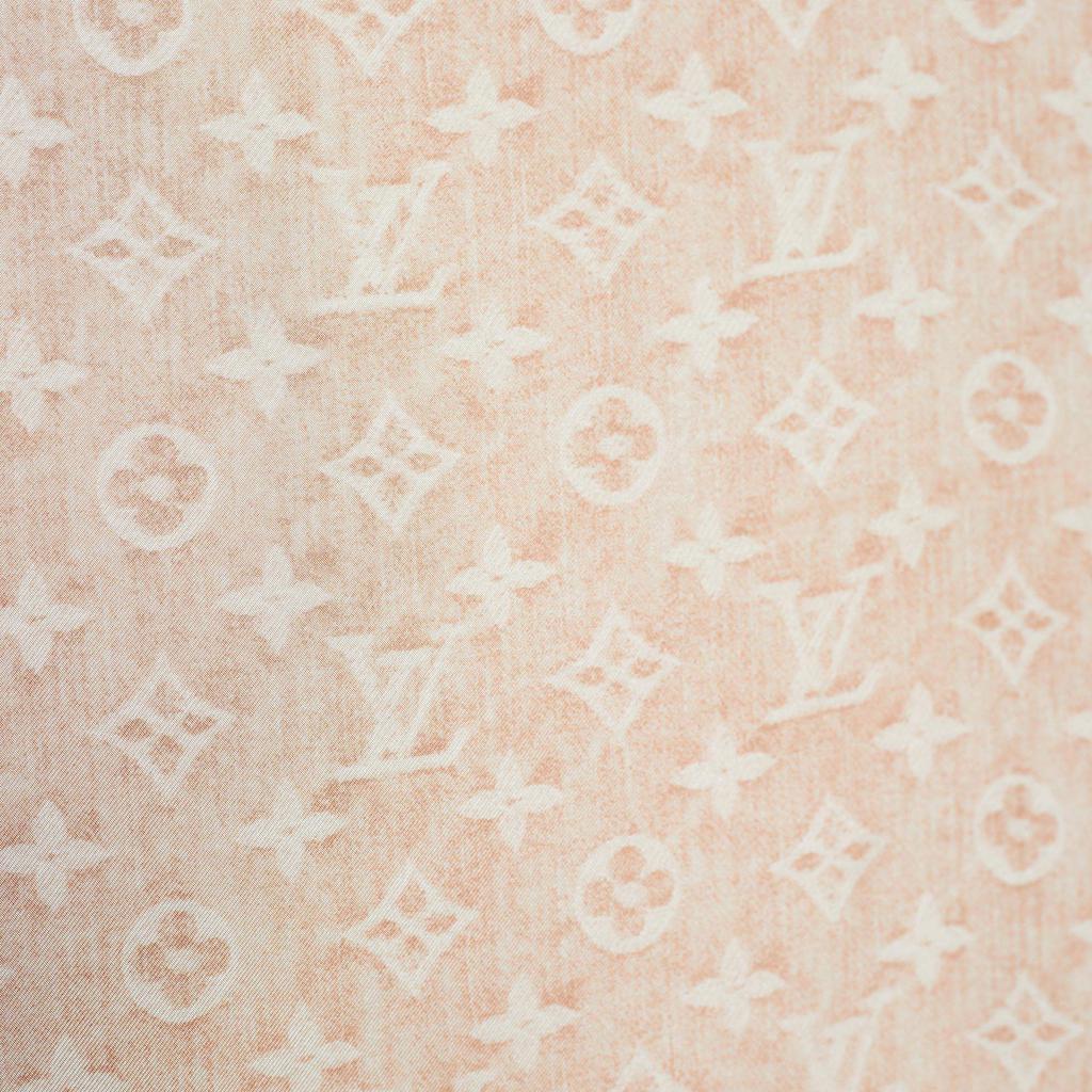 Louis Vuitton Pale Pink & Gold Monogram Print Silk Scarf商品第3张图片规格展示