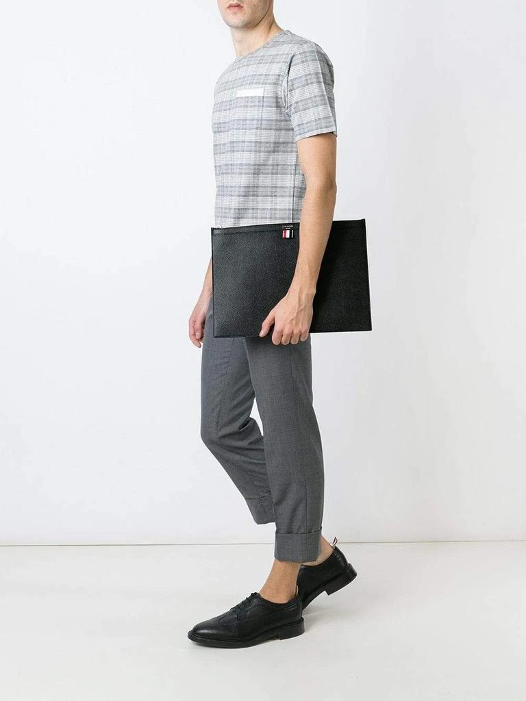 商品Thom Browne|THOM BROWNE Large Zipper Laptop Holder (39X28CM) In Pebble Grain,价格¥2923,第2张图片详细描述