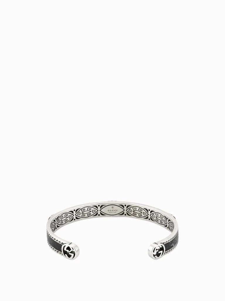 商品Gucci|Interlocking G Cuff Gucci bracelet in enamelled silver with GG monogram and decorated crest,价格¥3887,第2张图片详细描述