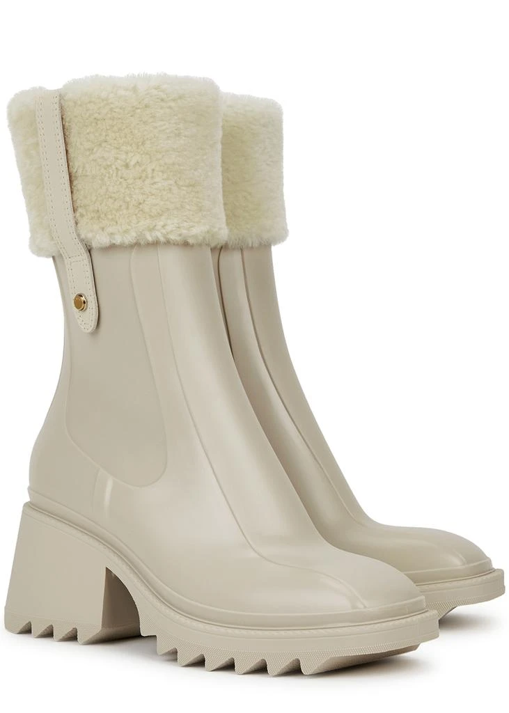 商品Chloé|Betty 75 shearling-trimmed PVC ankle boots,价格¥2220,第2张图片详细描述