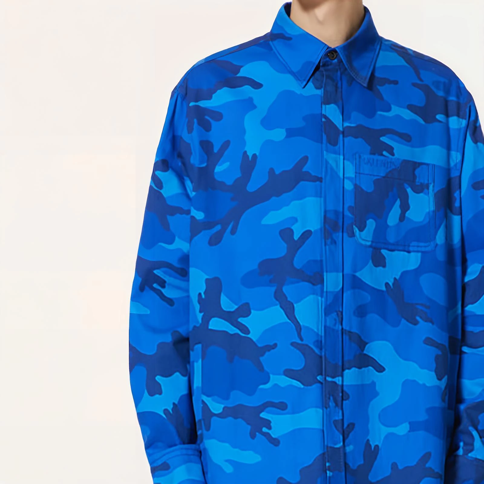 商品[国内直发] Valentino|华伦天奴 FW22 迷彩刺绣Logo棉质宽松衬衫 男款 蓝色,价格¥15890,第6张图片详细描述