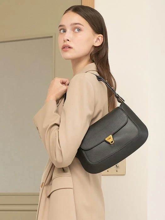 商品Coccinelle|Beat Hobo Bag_Grain Black,价格¥3491,第2张图片详细描述