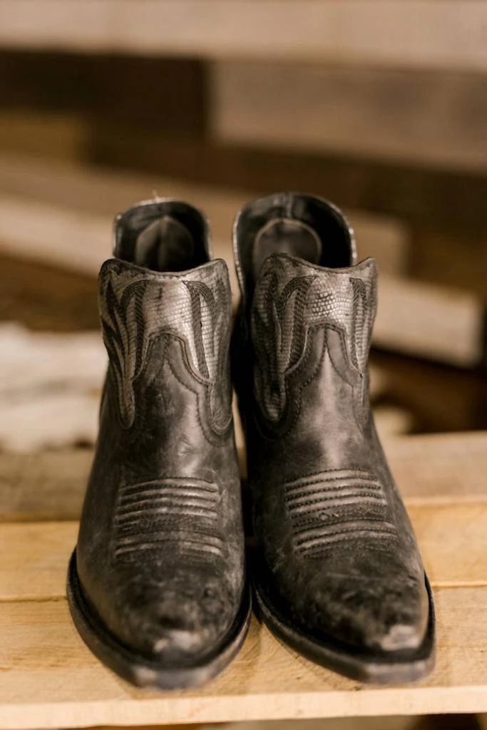 商品Ariat|Hazel Western Boot In Naturally Distressed Black,价格¥1180,第2张图片详细描述