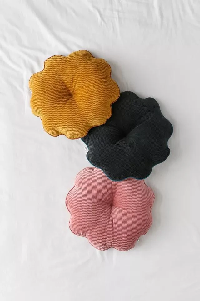 商品Urban Outfitters|Dahlia Corduroy Throw Pillow,价格¥367,第4张图片详细描述