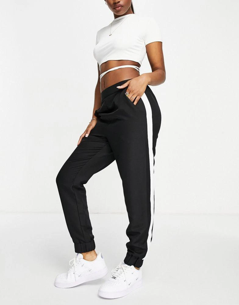 商品ASOS|ASOS DESIGN Hourglass woven jogger with side stripe in mono,价格¥147,第3张图片详细描述