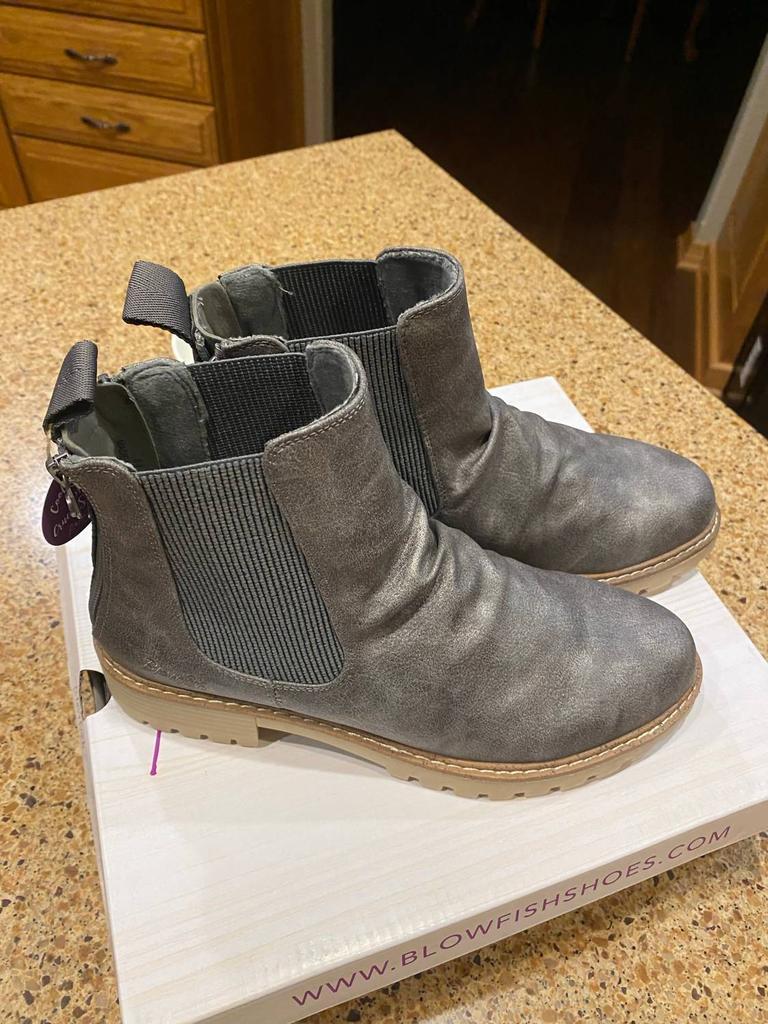 商品Blowfish|Redsen Boots in Stone Cattle Drive,价格¥339,第1张图片