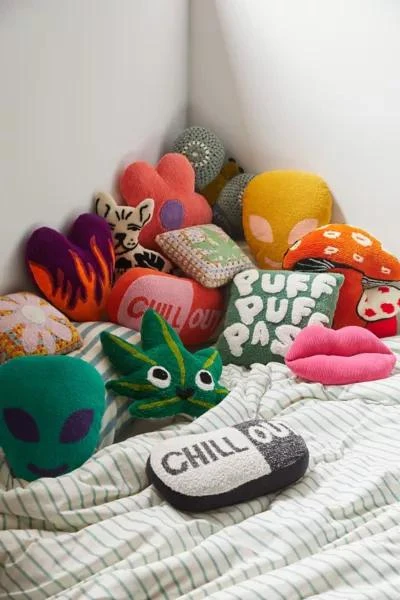 商品Urban Outfitters|Leaf Buddy Throw Pillow,价格¥264,第4张图片详细描述