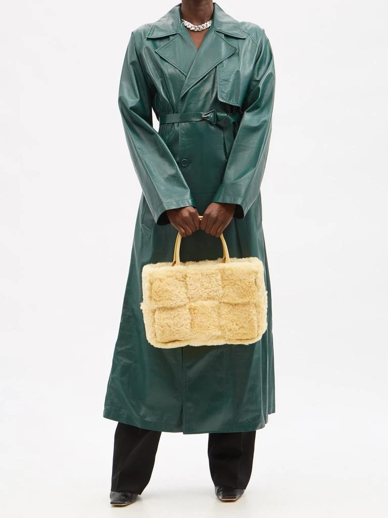 商品Bottega Veneta|The Arco small leather and shearling tote bag,价格¥30469,第3张图片详细描述